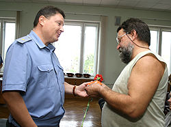  Александр Кацуба получает награду из рук генерала.