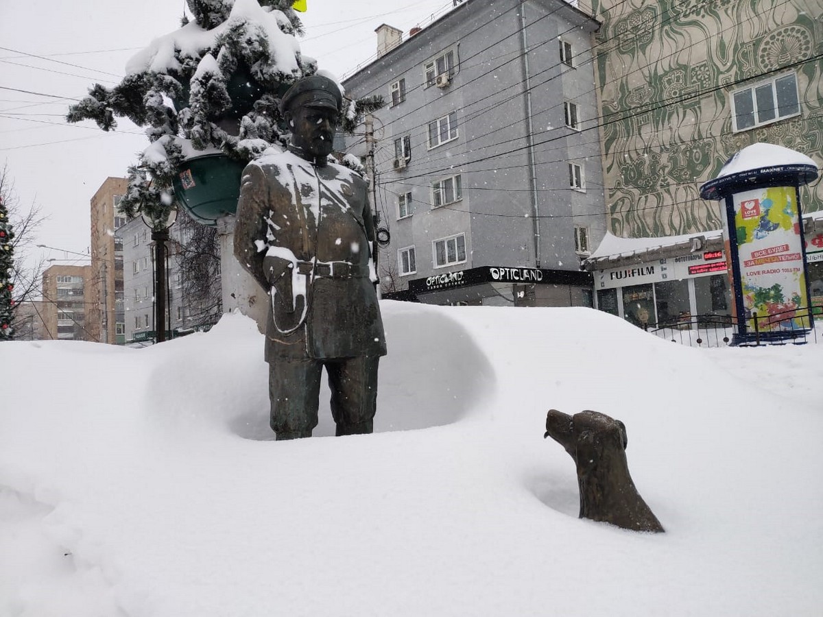 Снегопад в Калуге стал самым мощным за 50 лет. Фото снежных барханов и  главного виновника этого безобразия - Общество - Новости - Калужский  перекресток Калуга