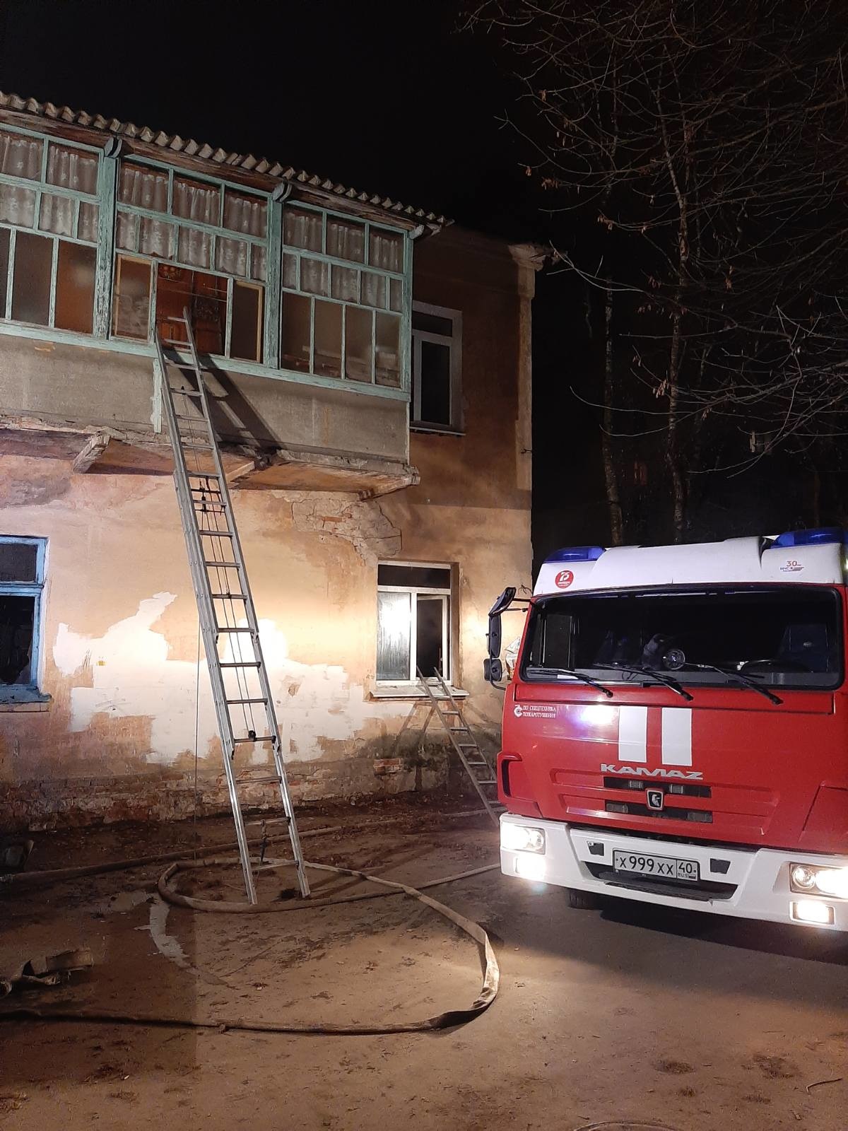 Фото с места пожара на улице Никитина в Калуге 15 ноября 2020 года.