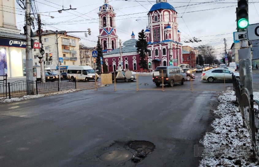 Водителям пока рекомендуют объезжать улицу Кирова.