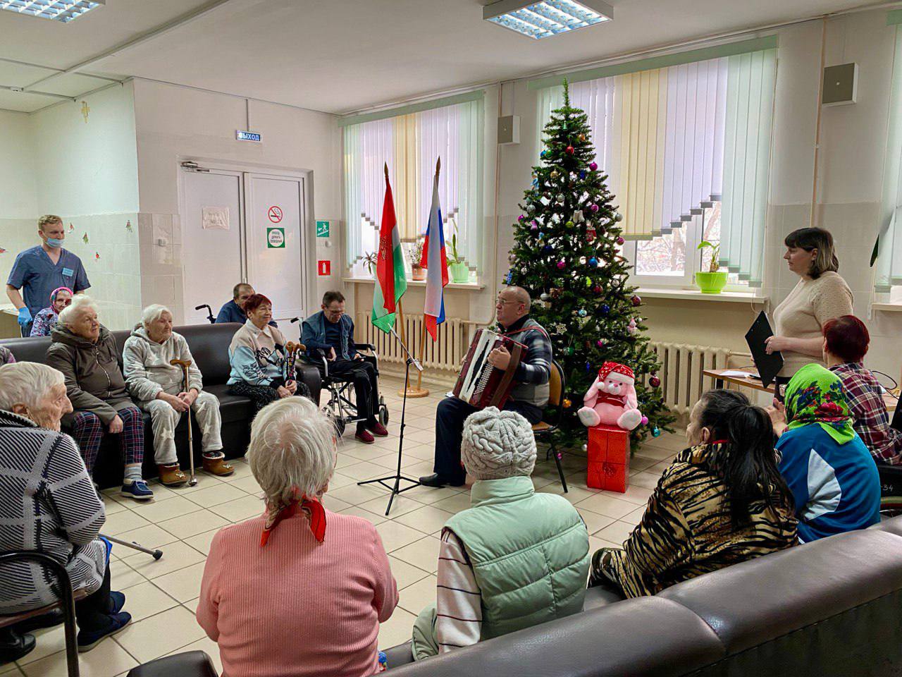 В Калуге школьники собрали подарки к Новому году для стариков из дома  престарелых - Статьи, аналитика, репортажи - Новости - Калужский  перекресток Калуга