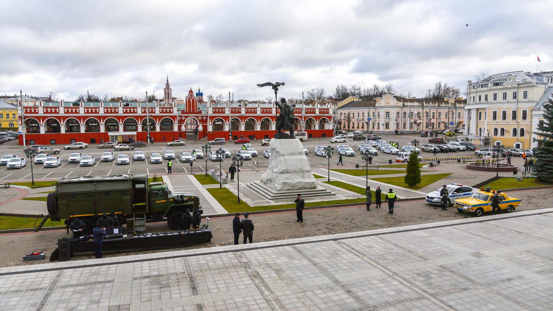 В Калуге губернатор передал полицейским 34 новых служебных автомобиля - Авто  и транспорт - Новости - Калужский перекресток Калуга