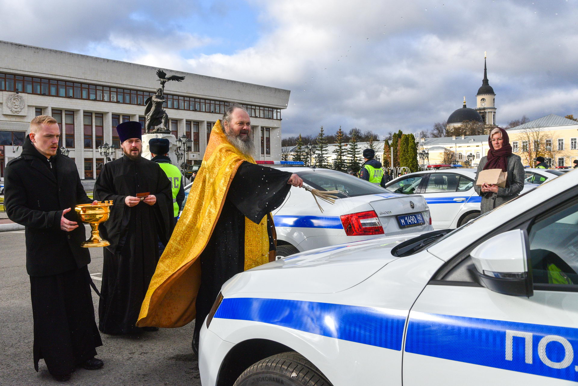 В Калуге губернатор передал полицейским 34 новых служебных автомобиля -  Авто и транспорт - Новости - Калужский перекресток Калуга