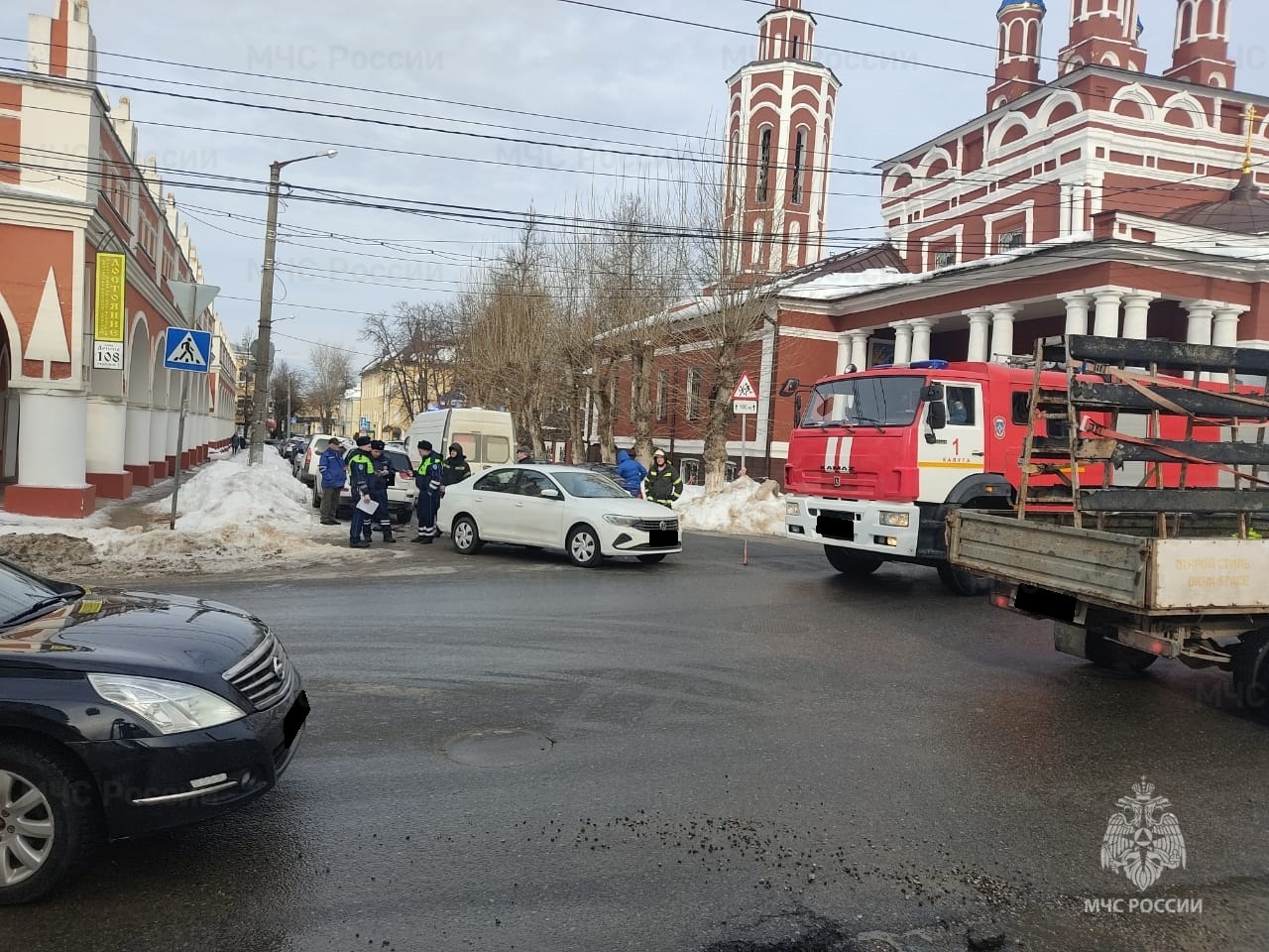 В центре Калуги столкнулись три легковушки и сбили пешехода - Происшествия  - Новости - Калужский перекресток Калуга