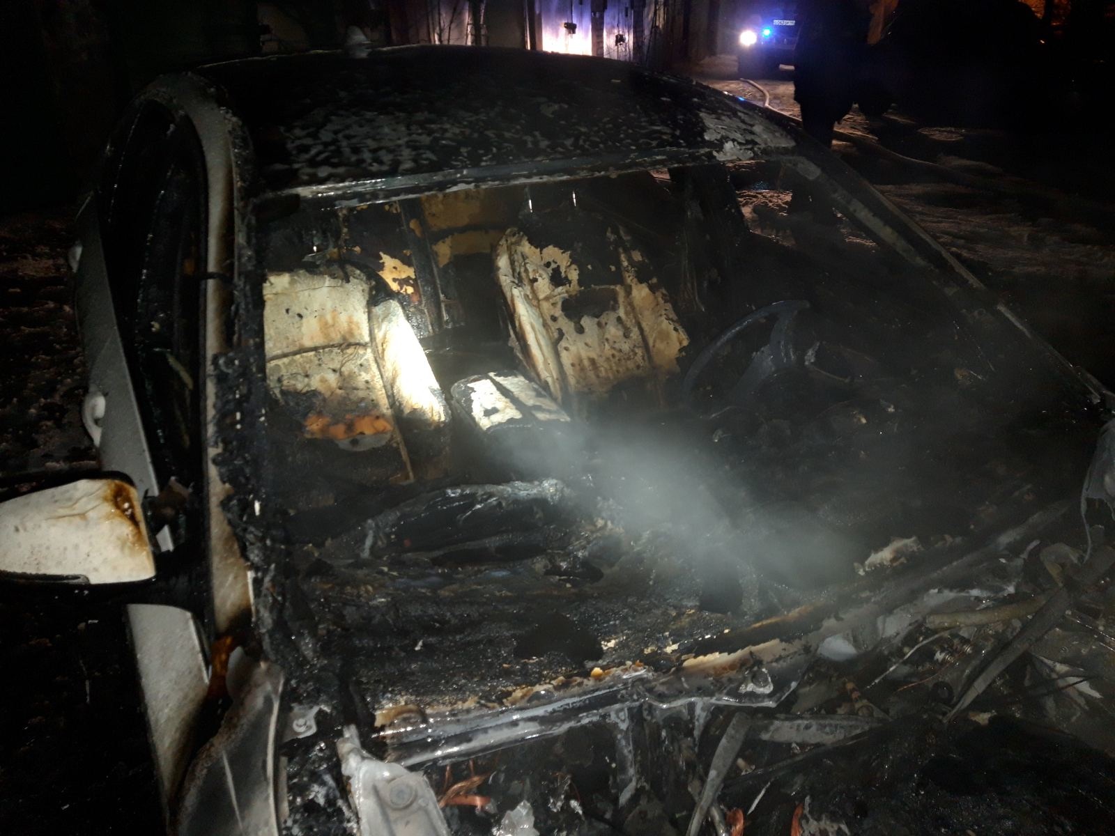 Сгоревший БМВ в Калуге на улице Веры Андриановой
