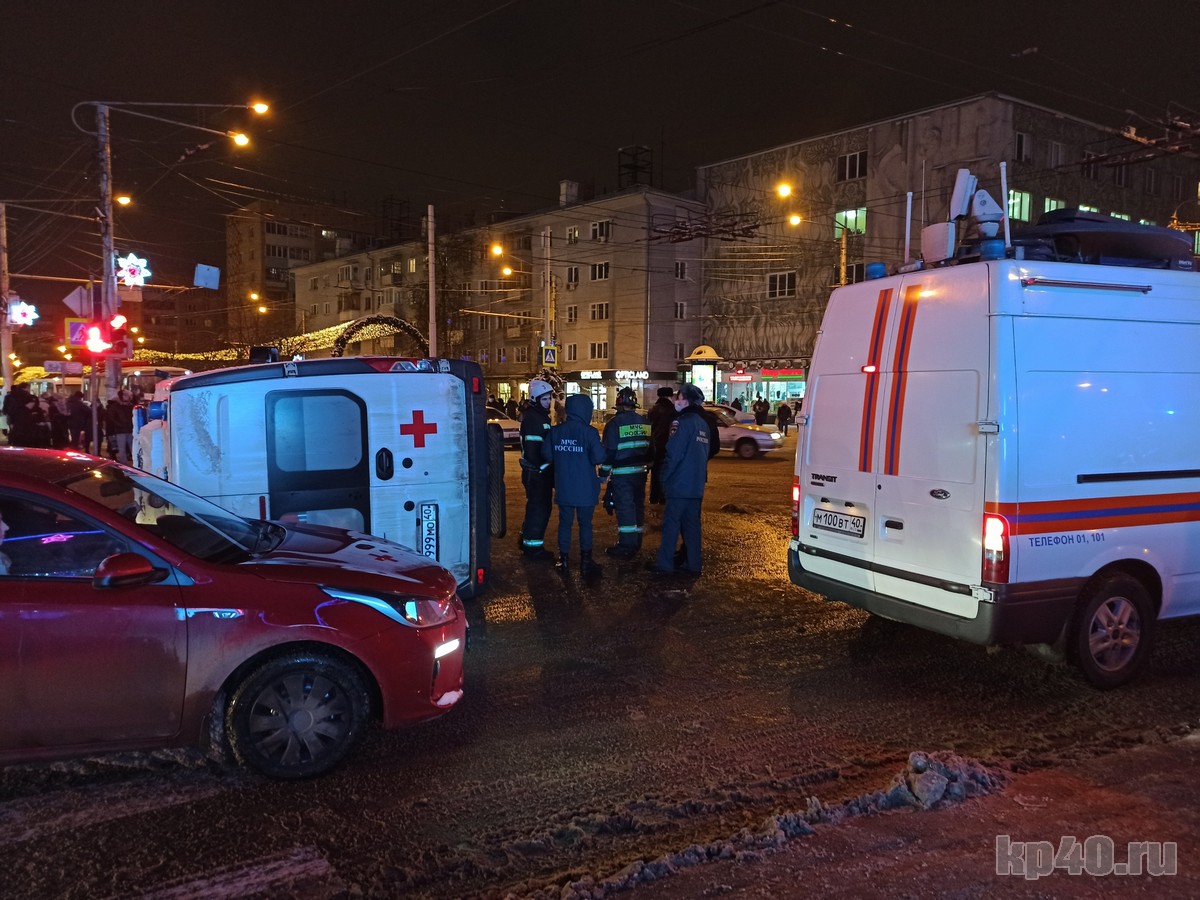 В центре Калуги перевернулась машина скорой помощи - Происшествия - Новости  - Калужский перекресток Калуга