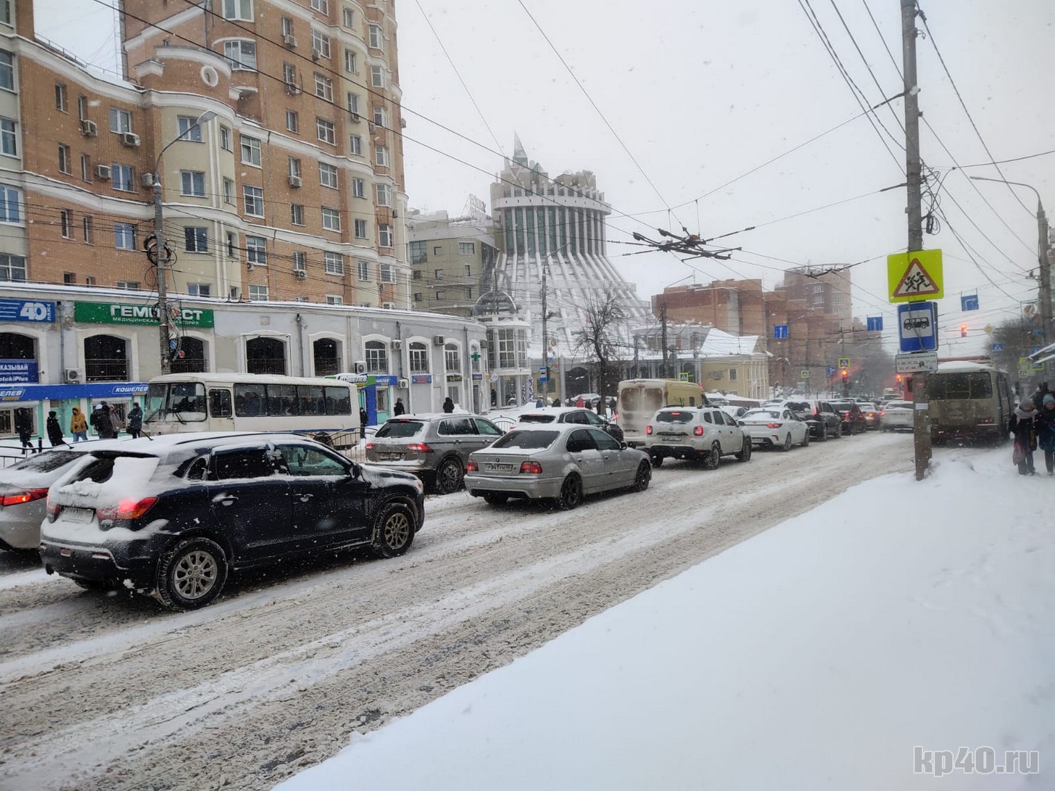 ДТП со школьным автобусом парализовало улицу Гагарина в Калуге -  Происшествия - Новости - Калужский перекресток Калуга