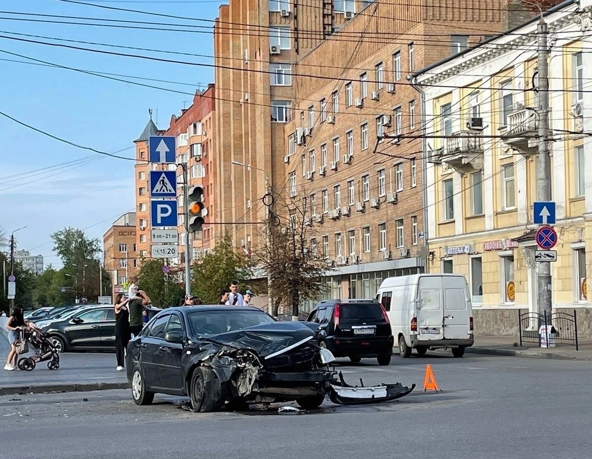 В Калуге около 21 века столкнулись «БМВ» и «Шевроле» - Происшествия -  Новости - Калужский перекресток Калуга