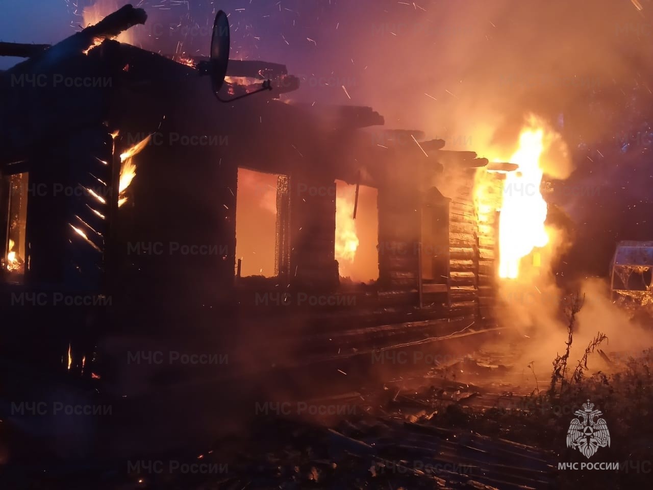 В Калуге сгорел деревянный дом | 28.06.2023 | Новости Калуги - БезФормата