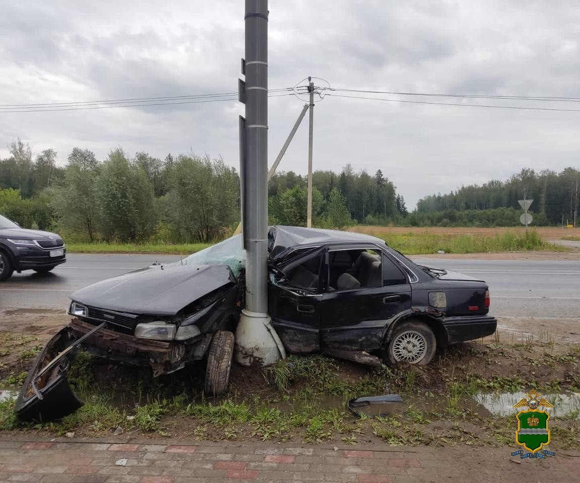 В Боровском районе Калужской области автомобиль «Тойота» врезался в