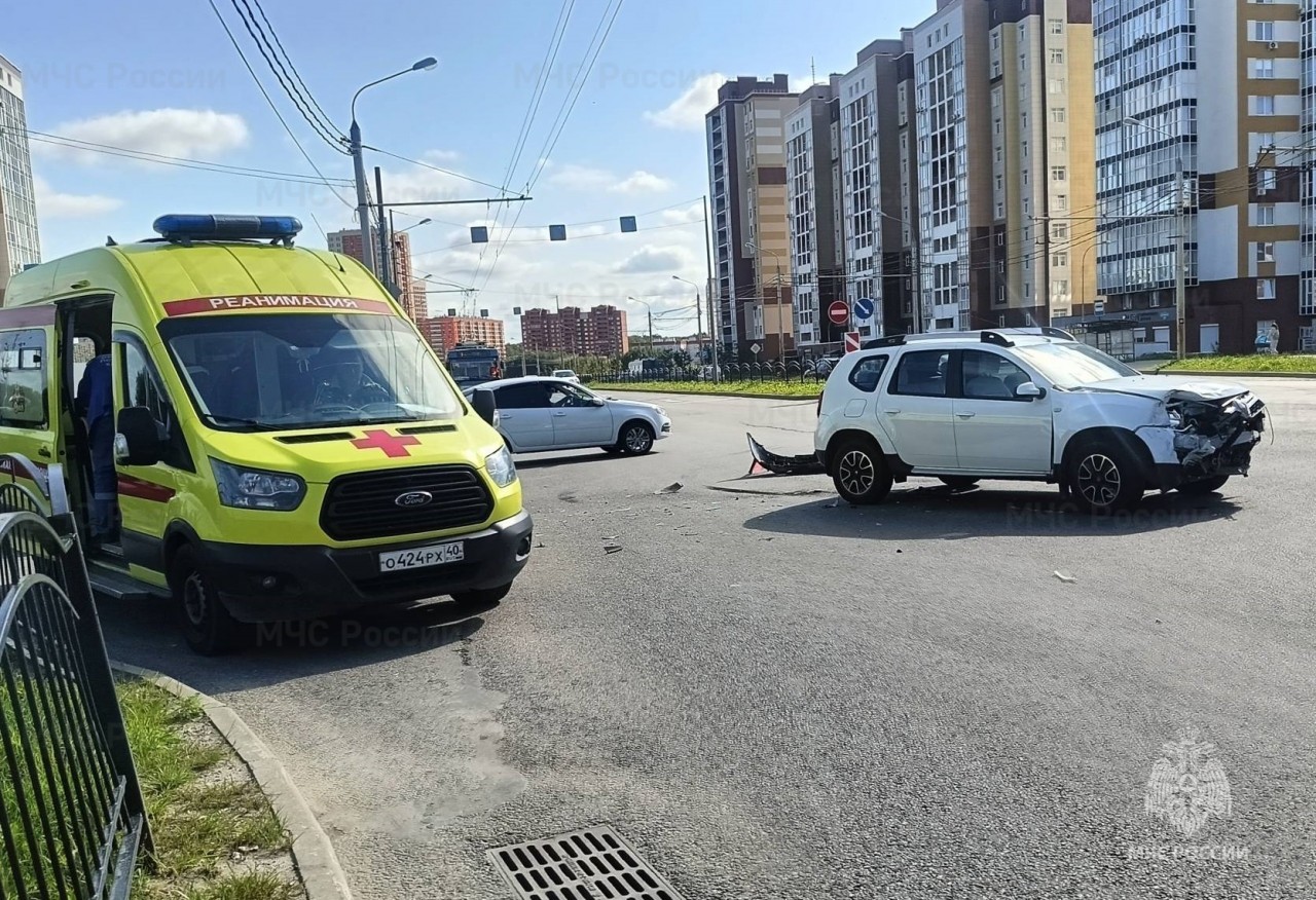 В Калуге три человека пострадали в столкновении «Ниссана» и «Рено» на  Правом берегу | 11.09.2023 | Новости Калуги - БезФормата