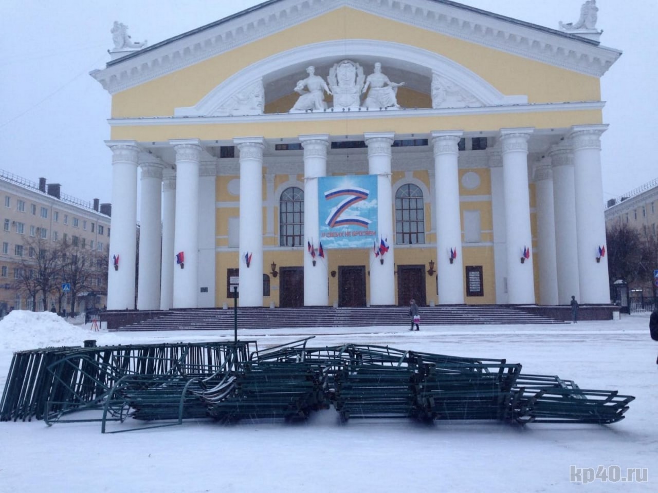 В Калуге начали устанавливать главную елку города | 29.11.2023 | Новости  Калуги - БезФормата