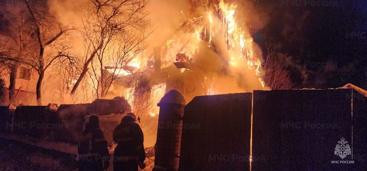 В Красноярске на улице Пировской сгорел частный дом
