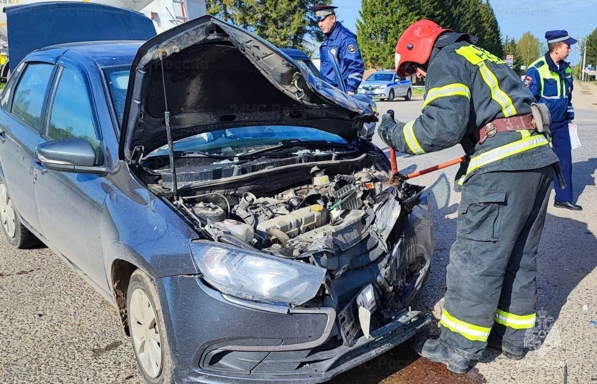 В Тарусе «Лада» столкнулась с «Мерседесом» | 24.04.2024 | Новости Калуги -  БезФормата