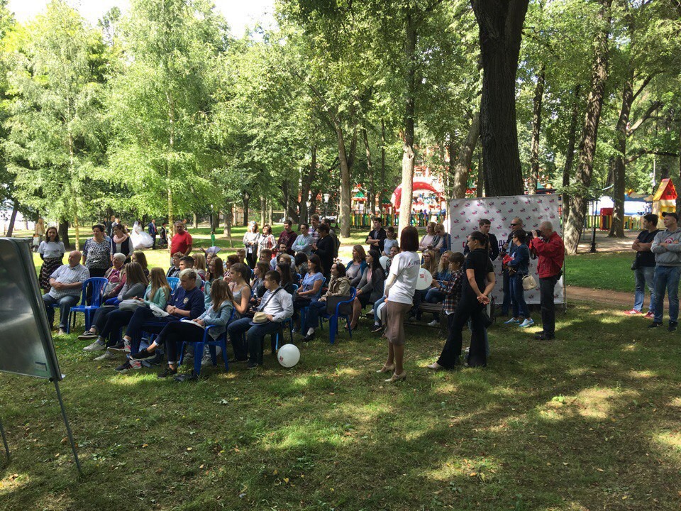 Урок под открытым небом. Уроки под открытым небом. Кресла под открытым небом в Калужском городском парке фото.