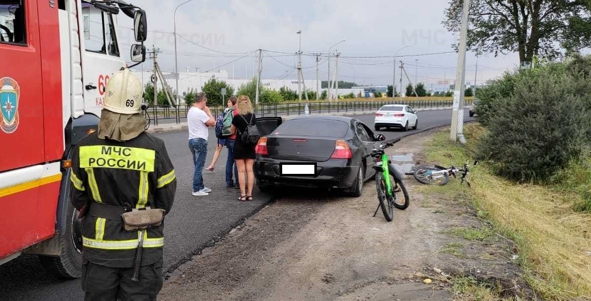 Велосипедист врезался в автомобиль