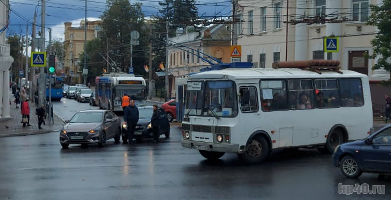 В Калуге движение на улицах Гагарина и Королева затруднено из-за ДТП -  Происшествия - Новости - Калужский перекресток Калуга