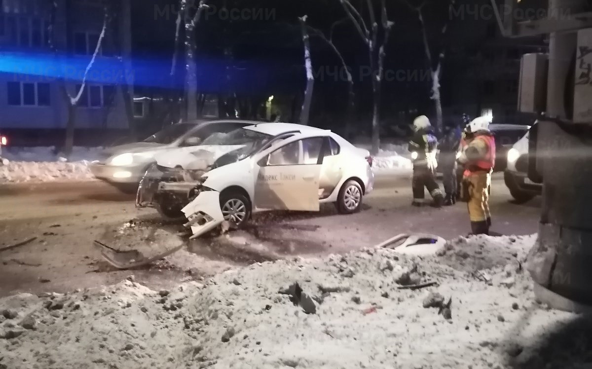 В Калуге водитель такси врезался в столб на улице Московской - Происшествия  - Новости - Калужский перекресток Калуга