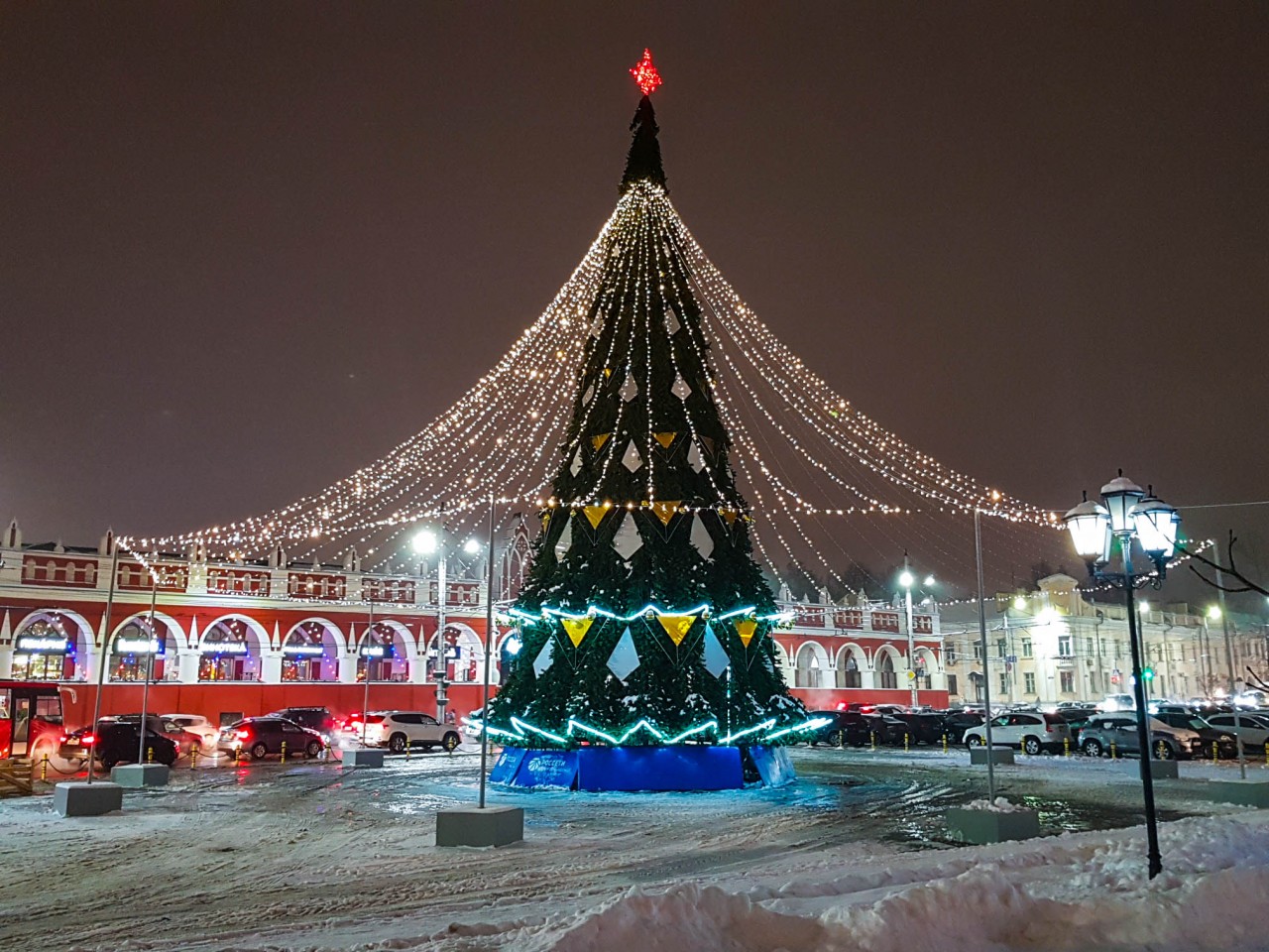 Фото новогодней калуги. Елка в Калуге 2022. Калуга 2022. Новый год в филиалах. Калуга новый год виды.