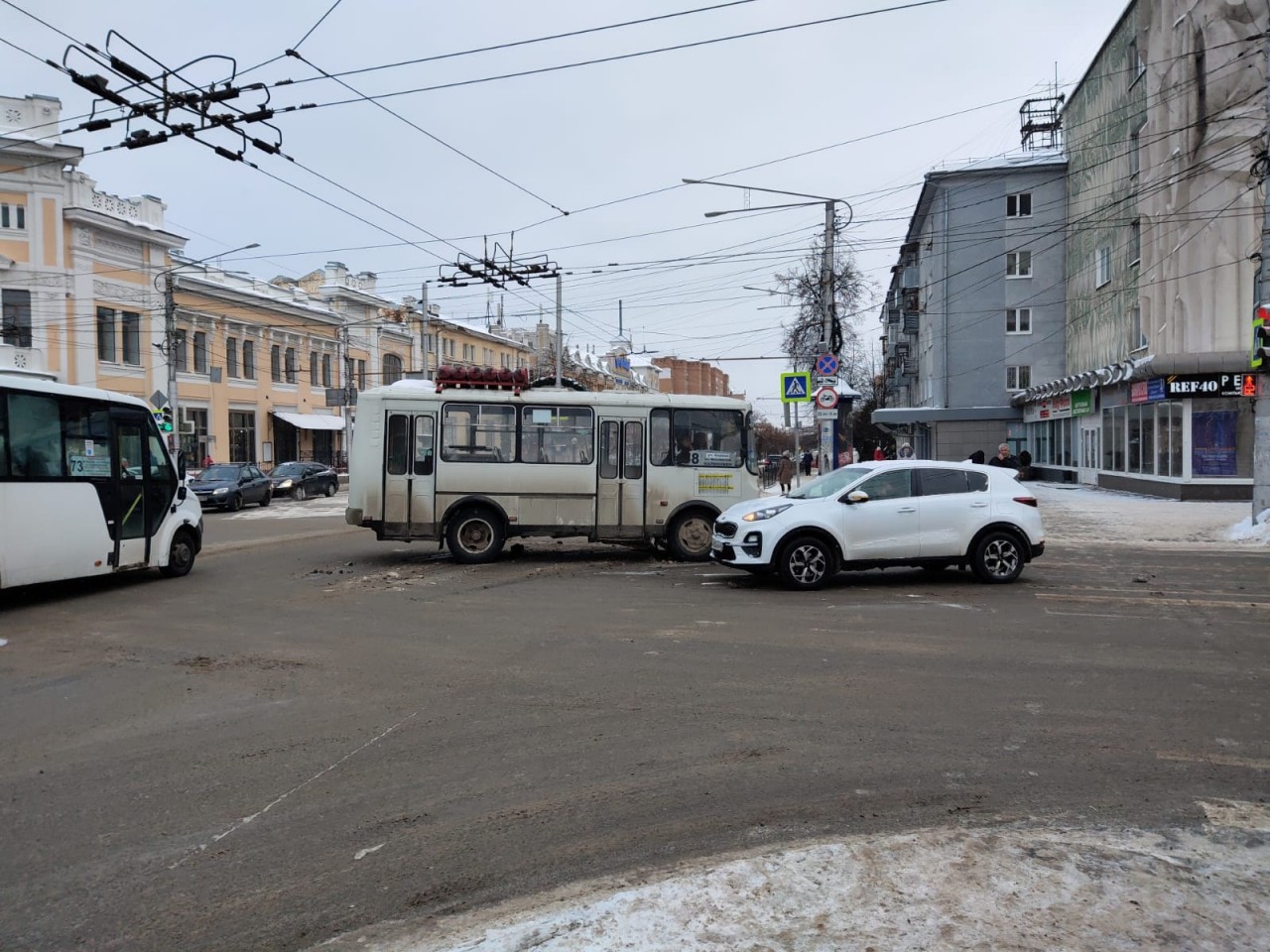 Калужский перекресток новости калуги. Калужский перекресток 40 новости. Калуга ДТП на перекрестке Московской 27 декабря. Кирова 8 Чита. Тульская 18 Калуга.