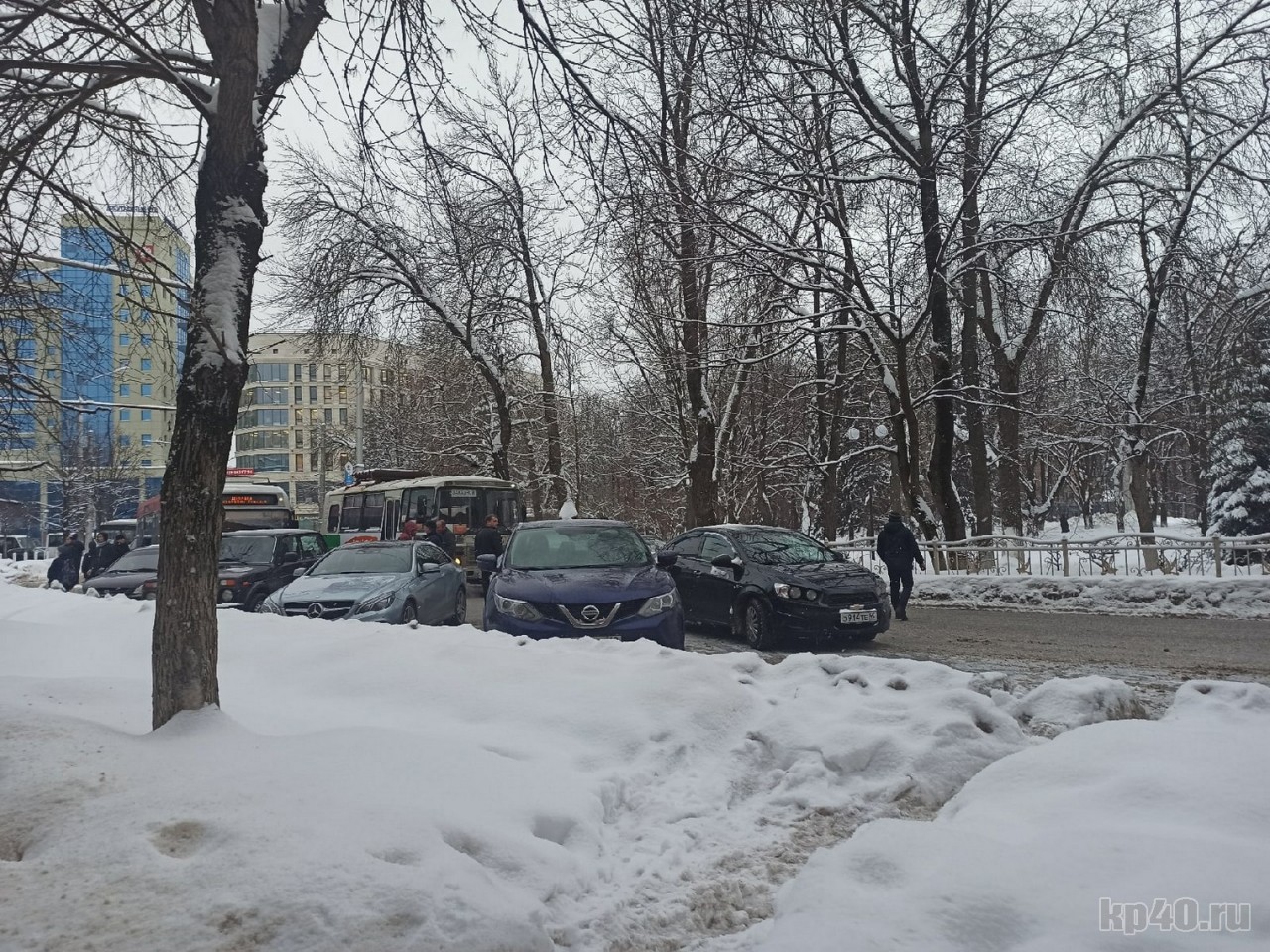 В Калуге движение на сквере Мира остановилось из-за ДТП - Происшествия -  Новости - Калужский перекресток Калуга