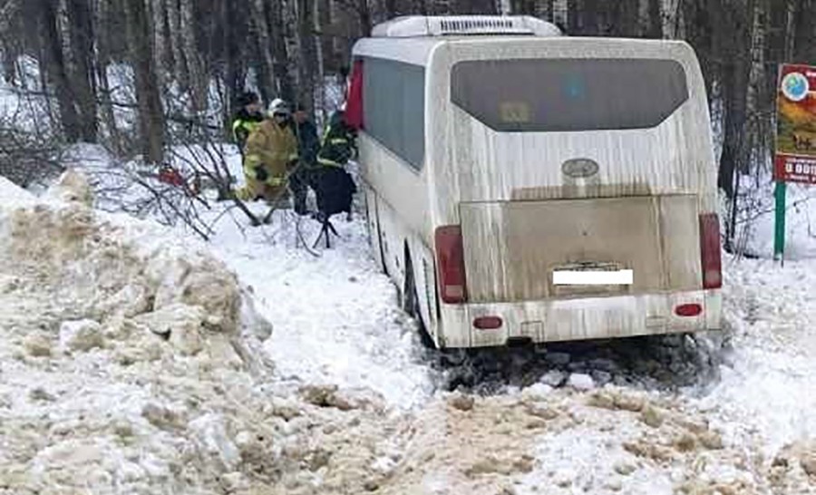 Автобус столкнулся с камазом