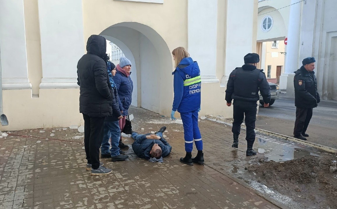 В Калуге мужчина, на которого упала глыба льда, остается в больнице с  тяжелыми травмами | 15.03.2022 | Новости Калуги - БезФормата