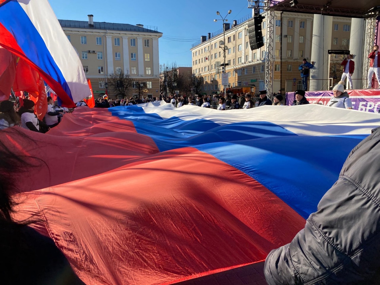 Митинг в калуге. Митинги в Крыму 2014. Калуга митинг Крым. Возвращение Крыма. Калуга митинг референдум.