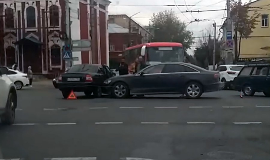 В Калуге движение на улицах Кирова и Московской затруднено из-за ДТП - Происшествия - Новости - Калужский перекресток Калуга