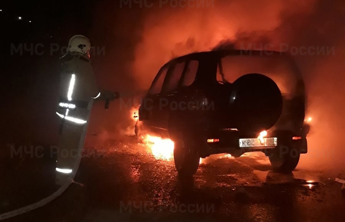 Нива шевроле горит. Шевроле Нива сгорел. Адская пожарная машина. Пожар на Северном в Калуге. Поджог машины в Подмосковье СНТ.