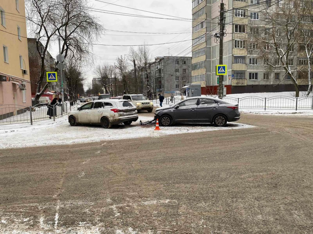 В Калуге 44-летний мужчина пострадал в столкновении «Форда» и «Хендая» -  Происшествия - Новости - Калужский перекресток Калуга