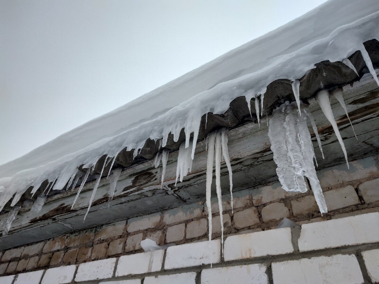 В Калуге управляющая компания заплатит почти 700 тысяч рублей за упавшие на  машину сосульки - Авто и транспорт - Новости - Калужский перекресток Калуга