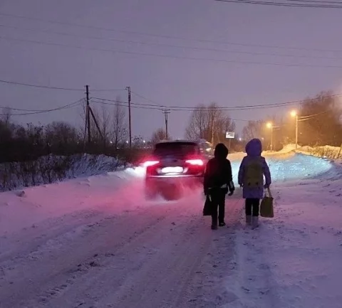 Так дети добираются до школьного автобуса зимним утром.