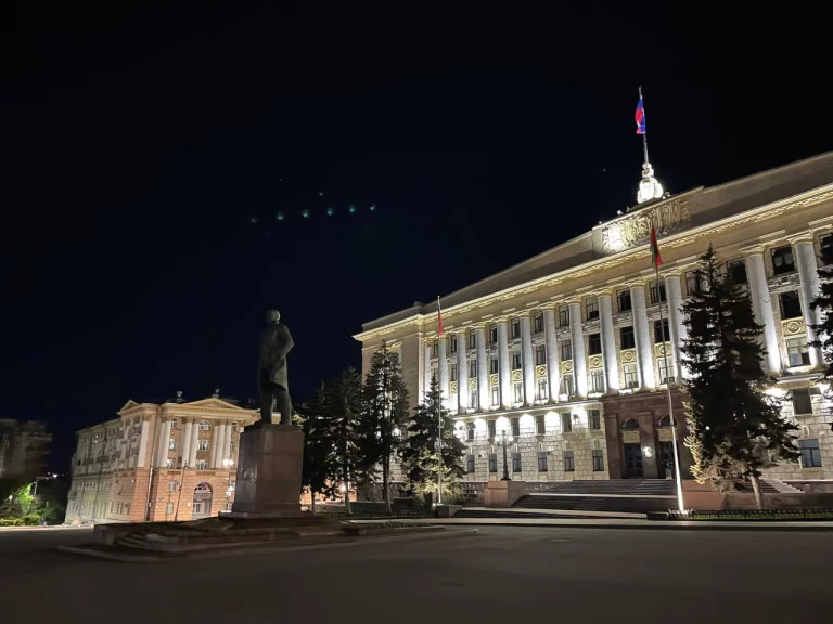 На Соборной площади находится здание администрации и памятник Ленину