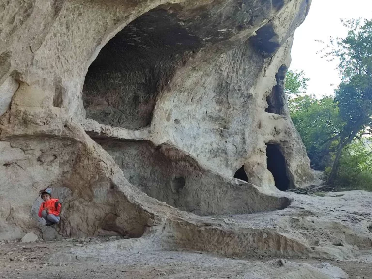 Пещеры в скале поражают.