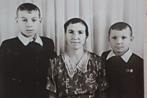 Владимир Арепьев (слева) с мамой и братом Юрой. 
