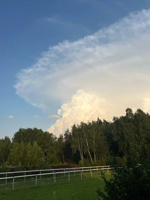 Не остались в стороне и жители области. Один из них прислал фотографию красивого облака из Боровска