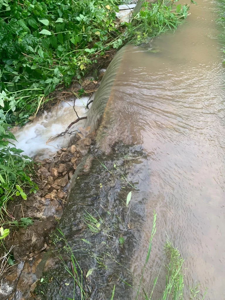 После ливня. Вода переливается через дорогу.