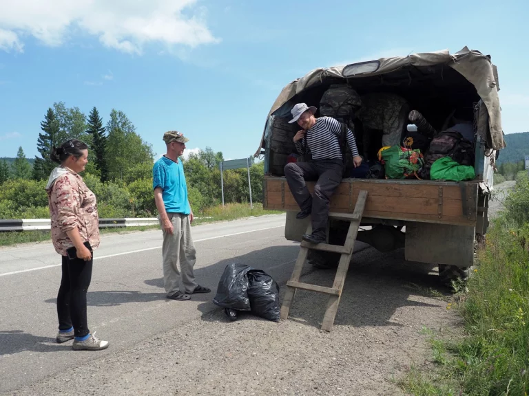 До места старта воодного сплава туристов довез маленький грузовик.