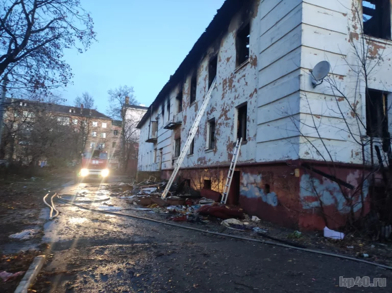 Здание выгорело изнутри, повреждена крыша.