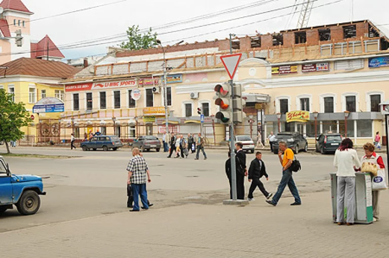 Ныне на этом месте уже совсем другой ТЦ, но старожилы до сих пор помнят предновогодний налёт 20-летней давности.