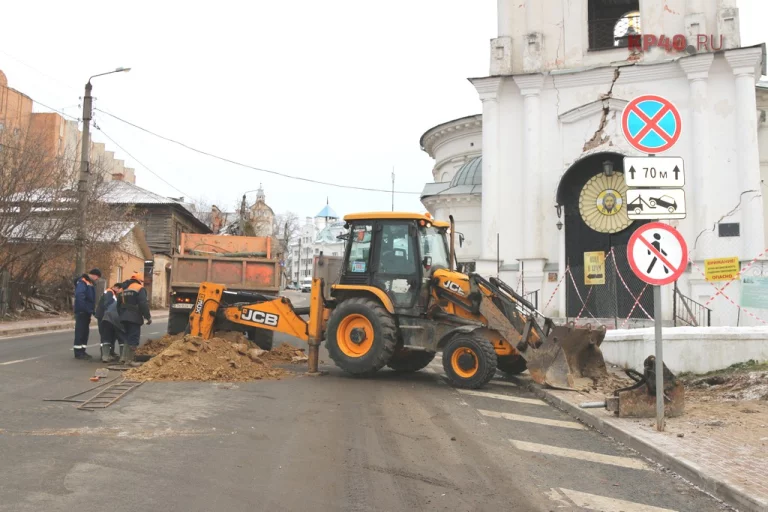 Утро 5 декабря. Коммунальщики копают в пяти метрах от стены колокольни.