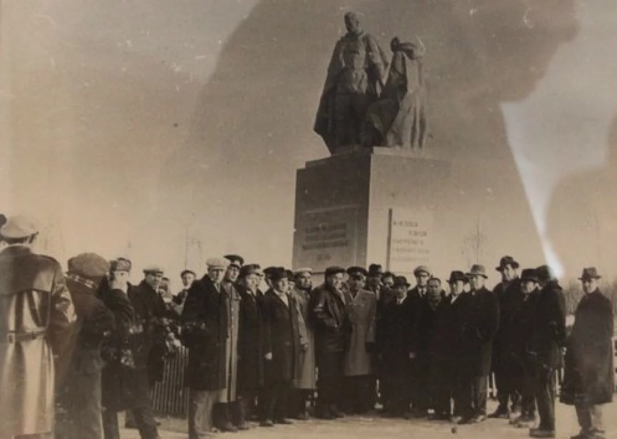 Делегация у первого памятника.