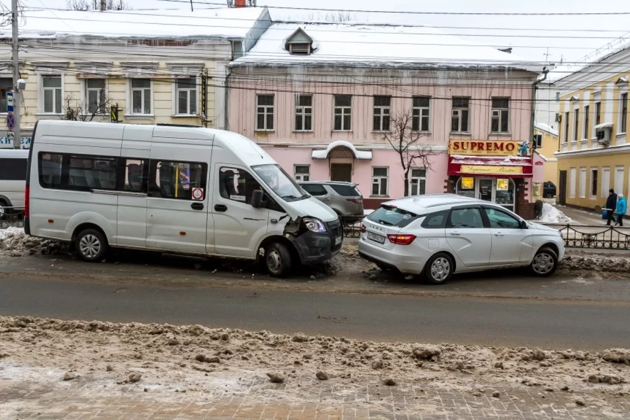 ВИДЕО ⟩ На улице Даугавгривас курьер на мопеде 